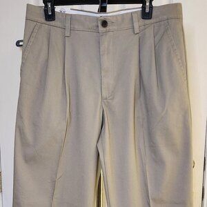 Dockers Khakis. Classic fit, pleated. All motion comfort wasteband. 32x32.